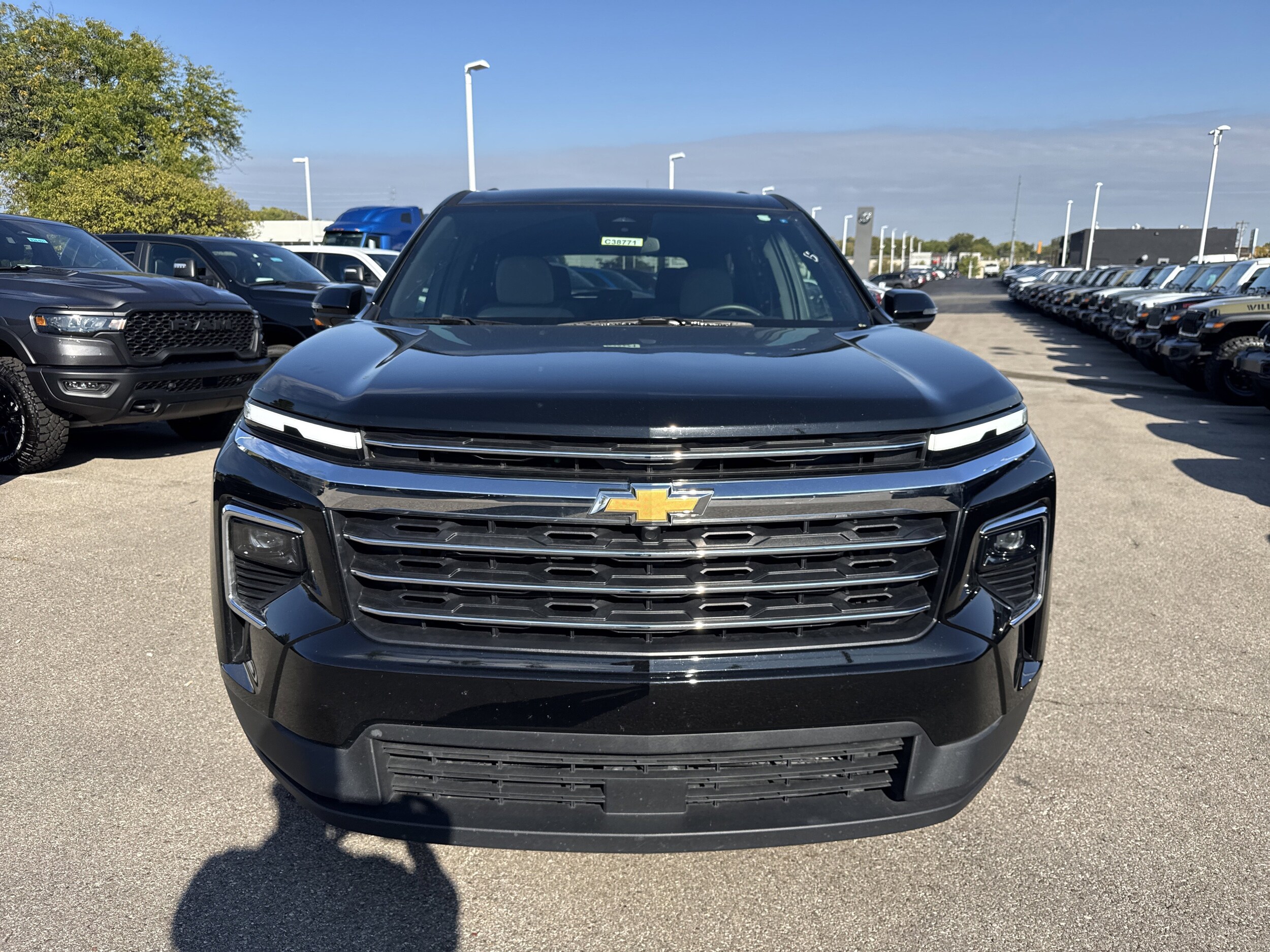 2025 Chevrolet Traverse photo 2