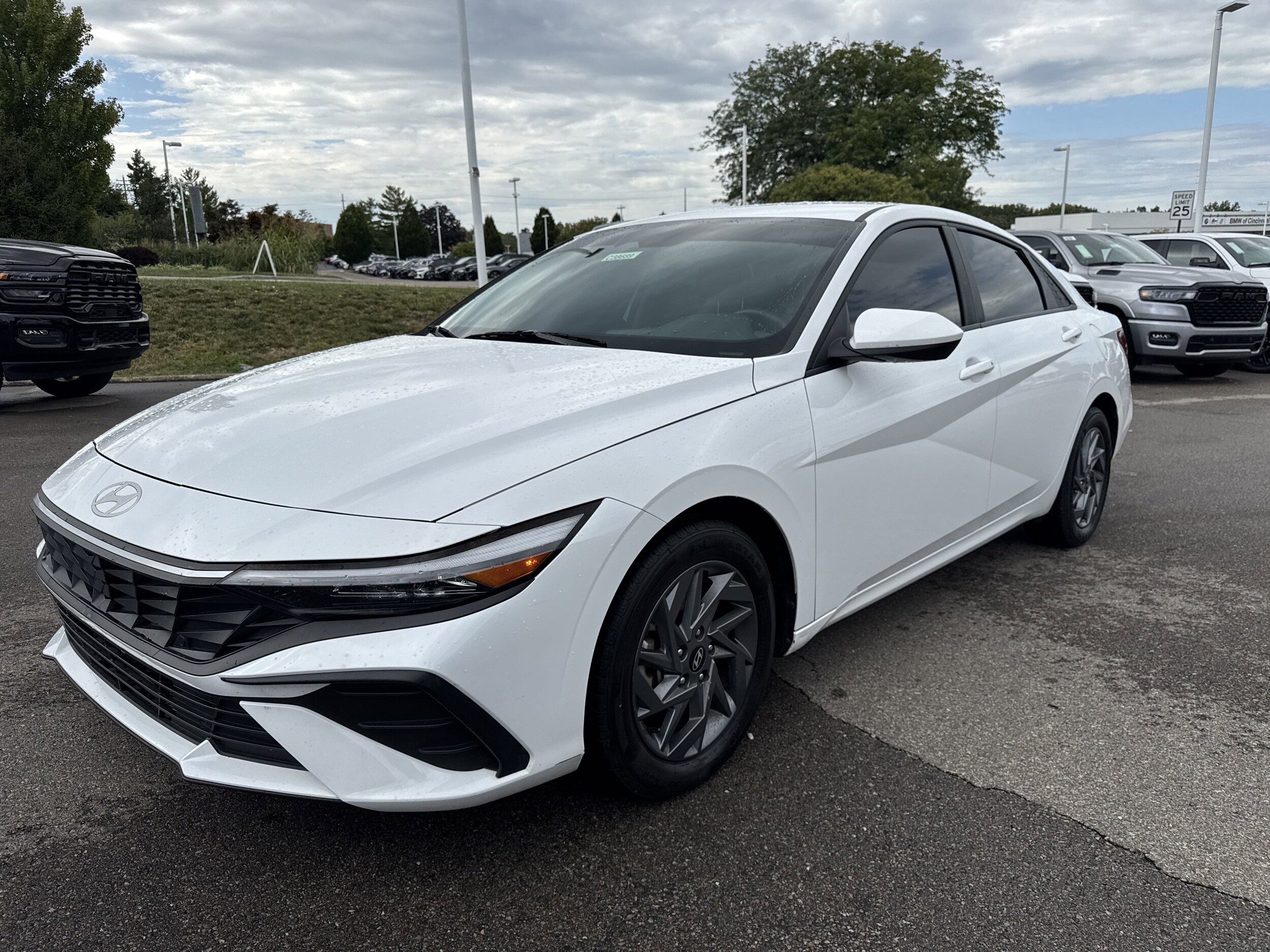 2024 Hyundai Elantra SEL photo 3
