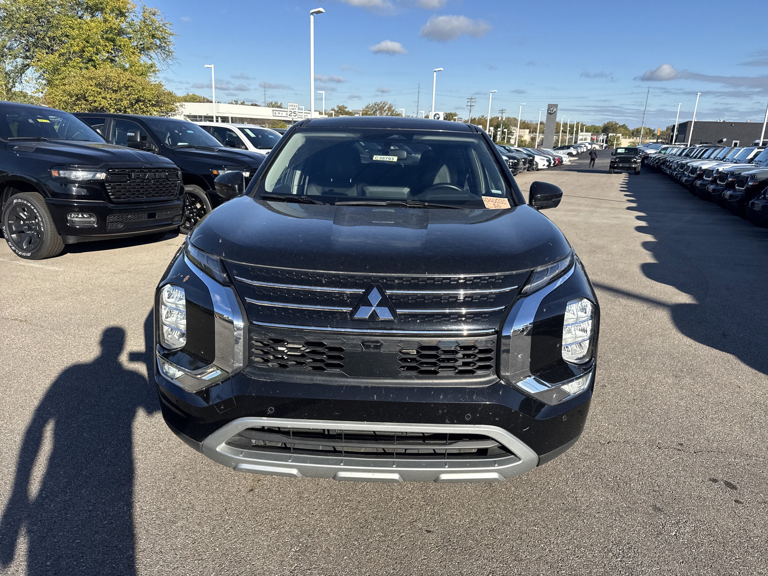 2024 Mitsubishi Outlander SE photo 2