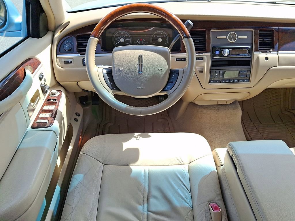 Used 2009 Lincoln Town Car Signature Limited with VIN 2LNHM82V09X636524 for sale in Atlantic City, NJ