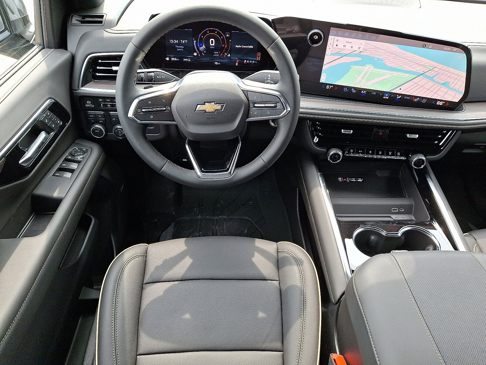 2025 Chevrolet Suburban Premier photo 2