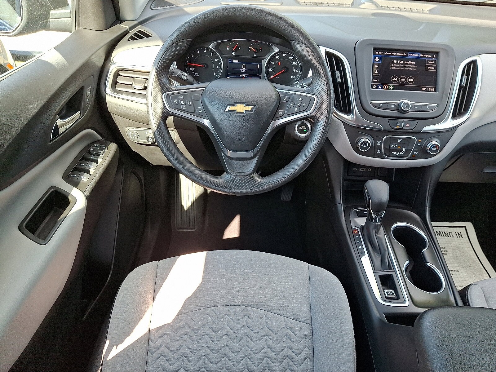 2022 Chevrolet Equinox LS photo 2