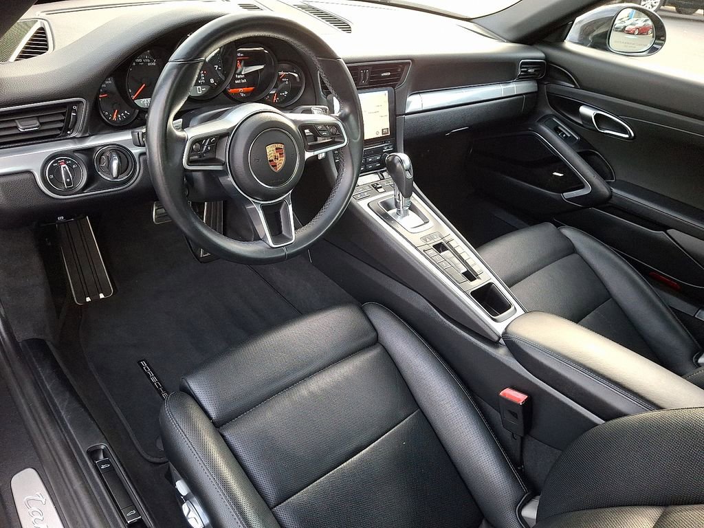 2017 Porsche 911 Targa 4 Coupe photo 2