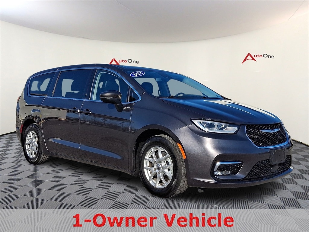 2023 Chrysler Pacifica Touring L's photo