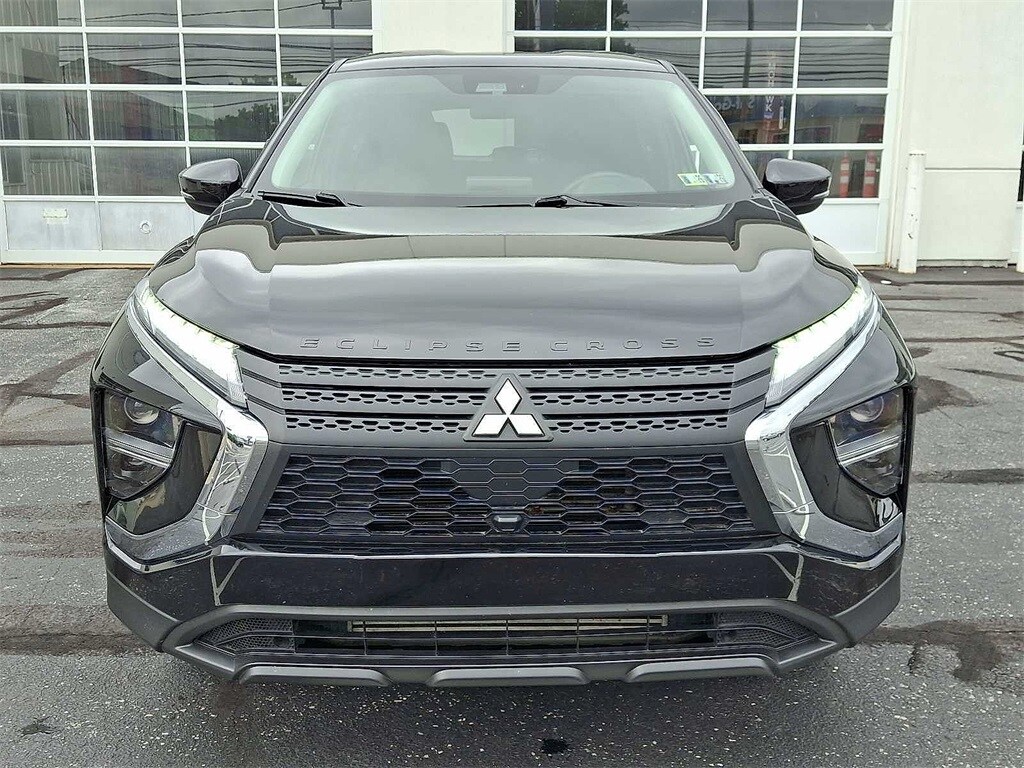 2022 Mitsubishi Eclipse Cross LE photo 2