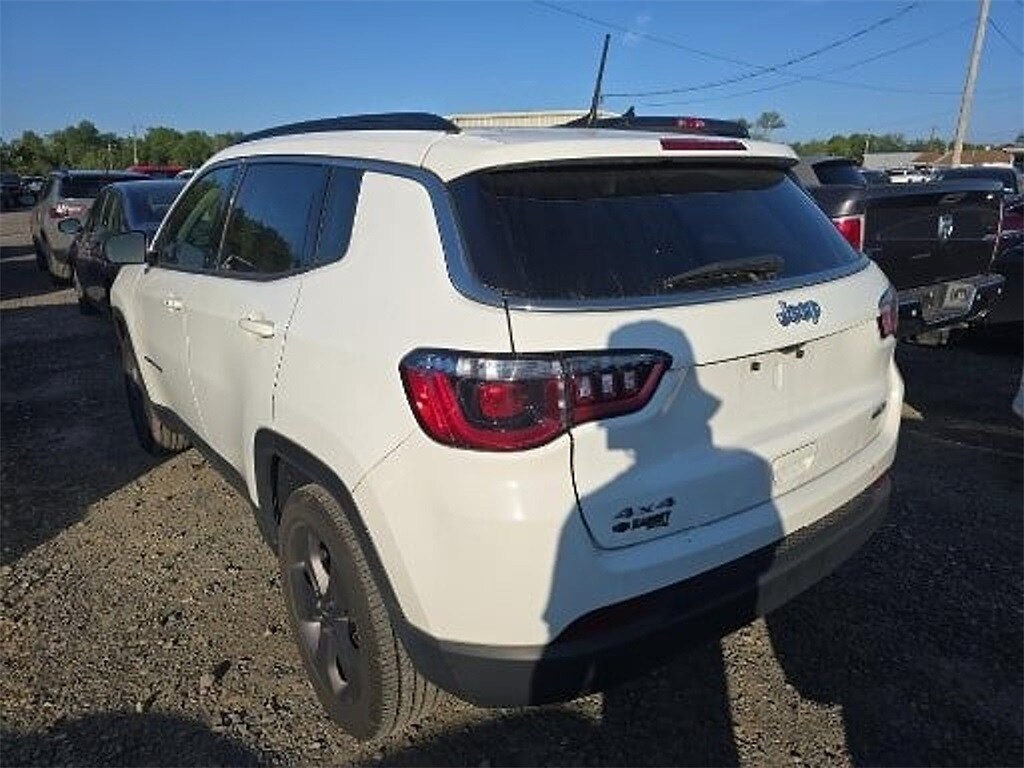 2022 Jeep Compass Latitude Lux photo 2