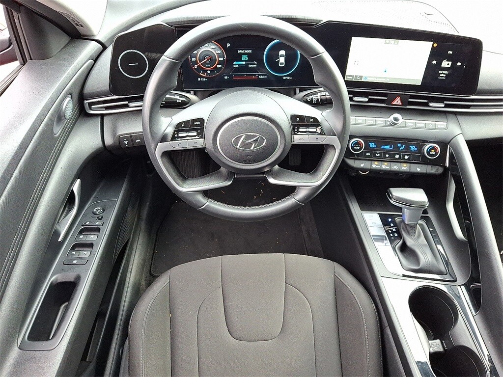 2023 Hyundai Elantra SEL photo 2