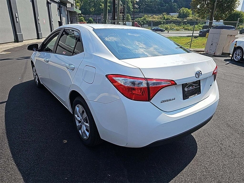 2015 Toyota Corolla LE photo 3