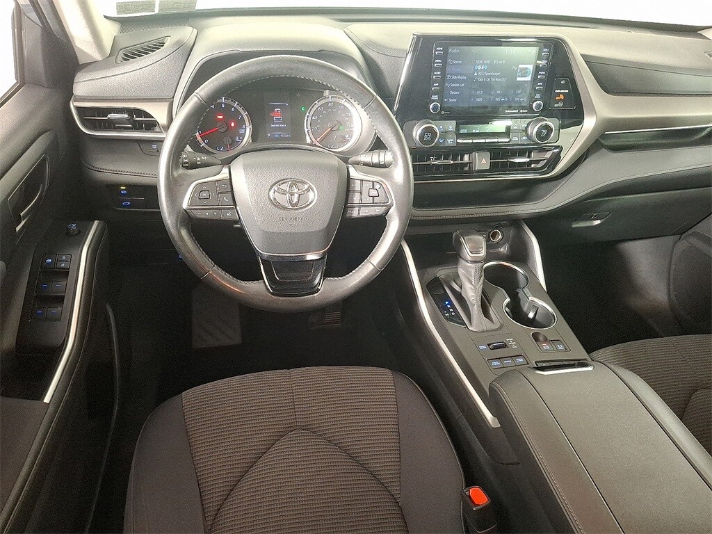 2020 Toyota Highlander LE photo 2