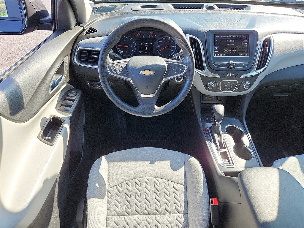 2022 Chevrolet Equinox LS photo 2