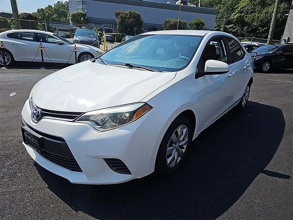 2015 Toyota Corolla LE photo 2