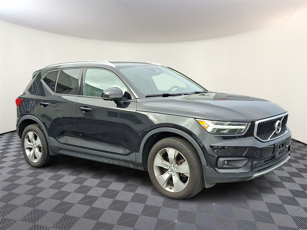 2022 Volvo XC40 Momentum's photo
