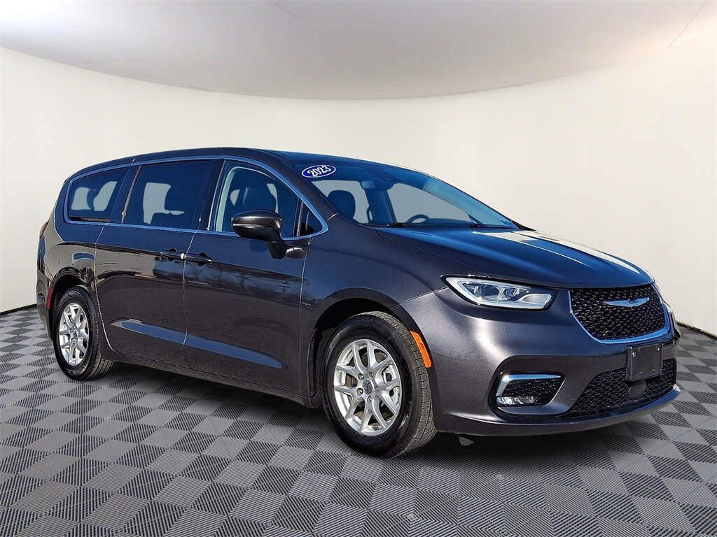 2023 Chrysler Pacifica Touring L's photo