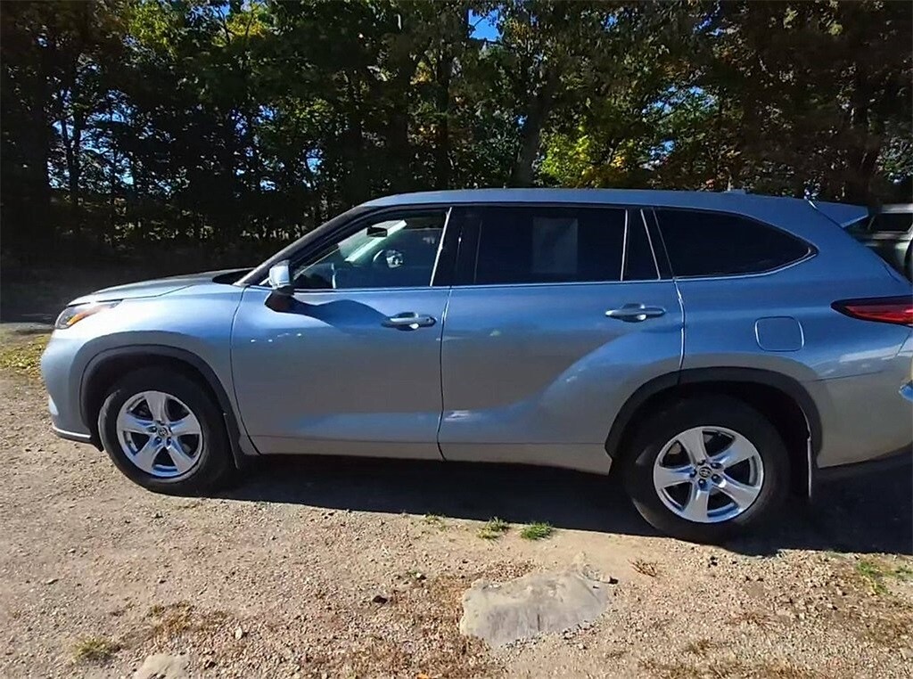 2020 Toyota Highlander LE photo 4