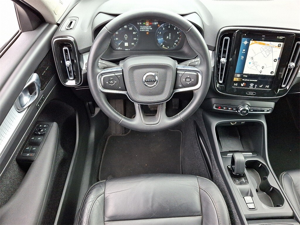 2022 Volvo XC40 Momentum photo 2