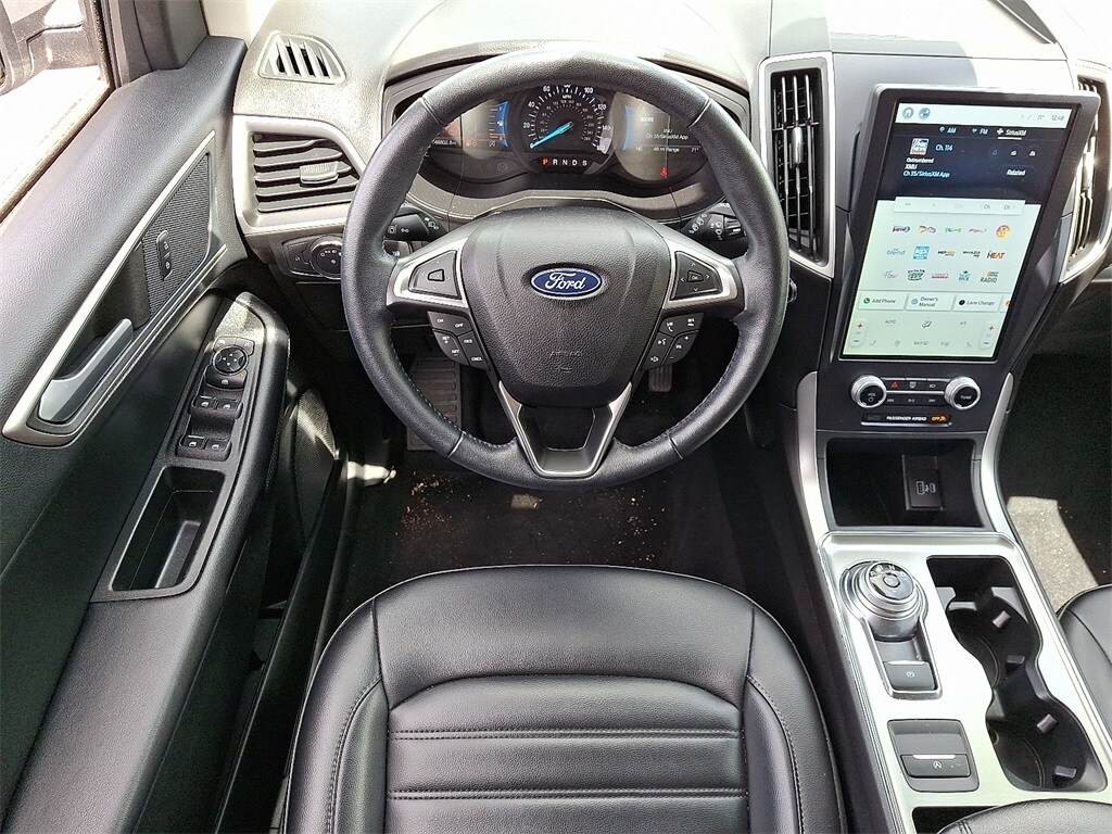 2022 Ford Edge SEL photo 2
