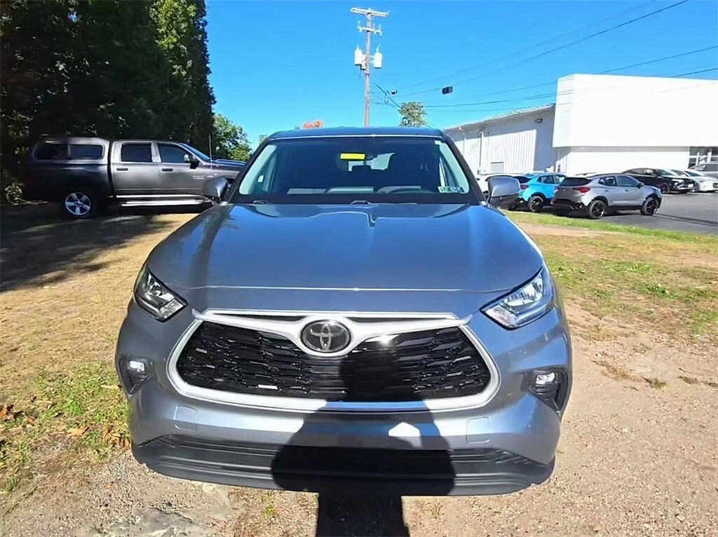 2020 Toyota Highlander LE photo 2