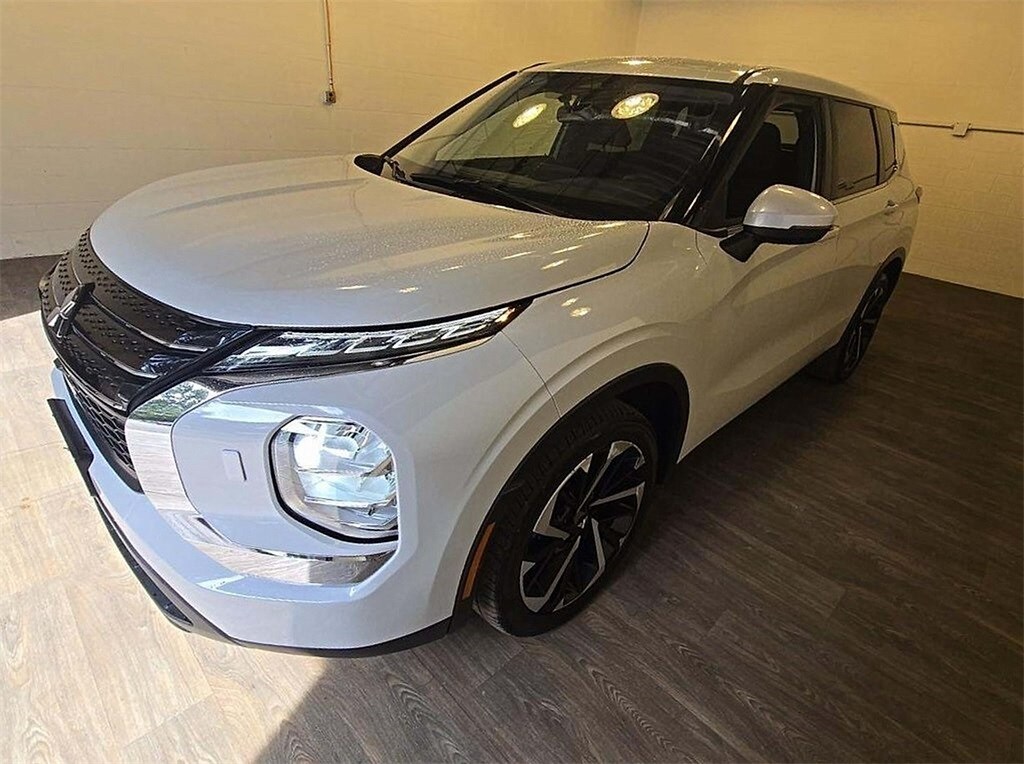 2022 Mitsubishi Outlander ES photo 2