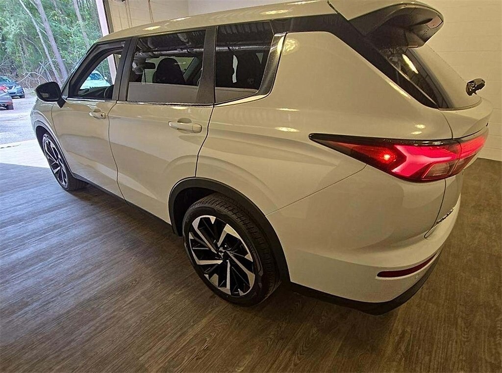 2022 Mitsubishi Outlander ES photo 3