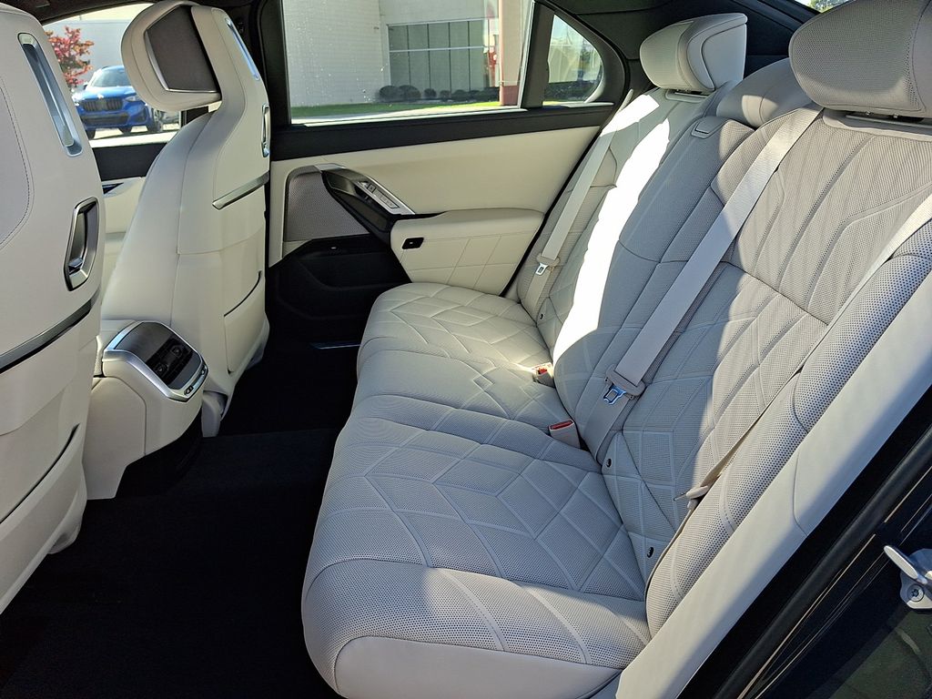2026 BMW i7 60 - Photo 10