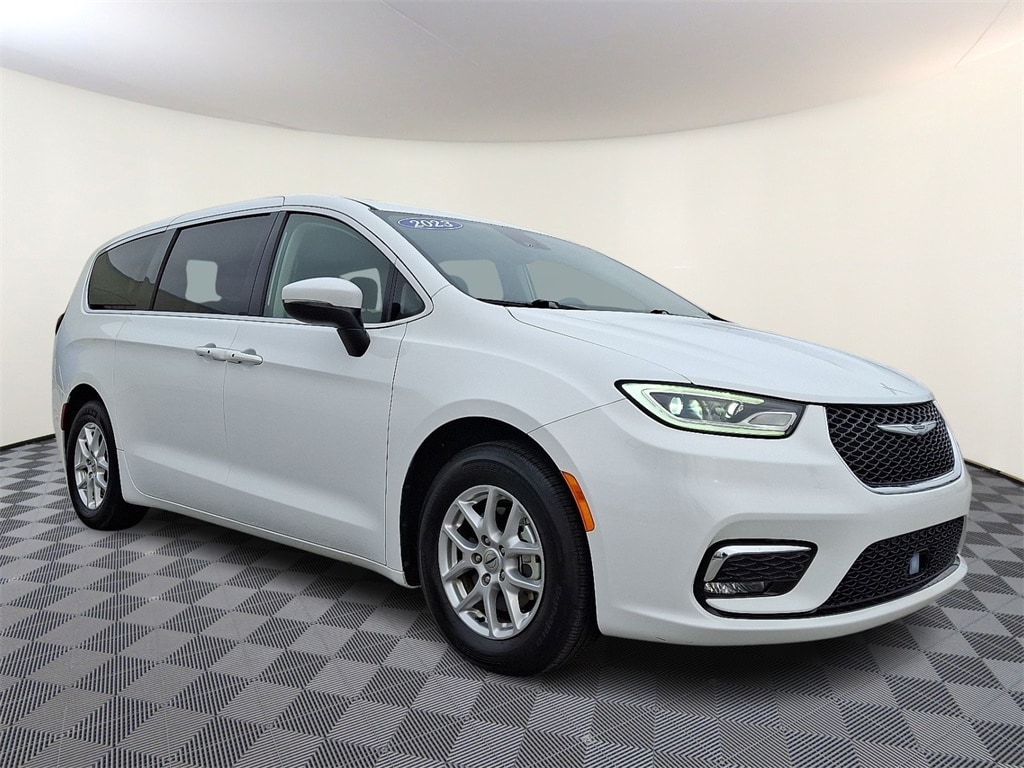Used 2023 Chrysler Pacifica Touring L Van Passenger Van