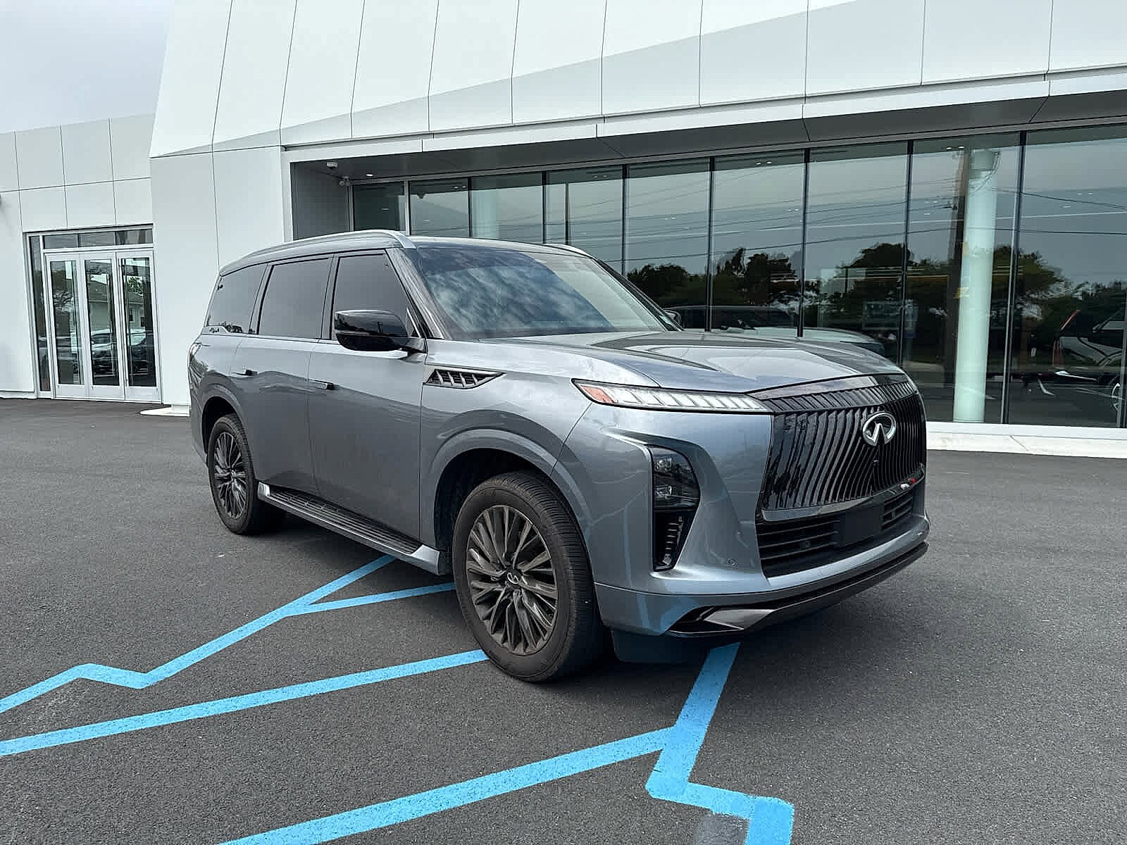 2025 Infiniti QX80 photo 3