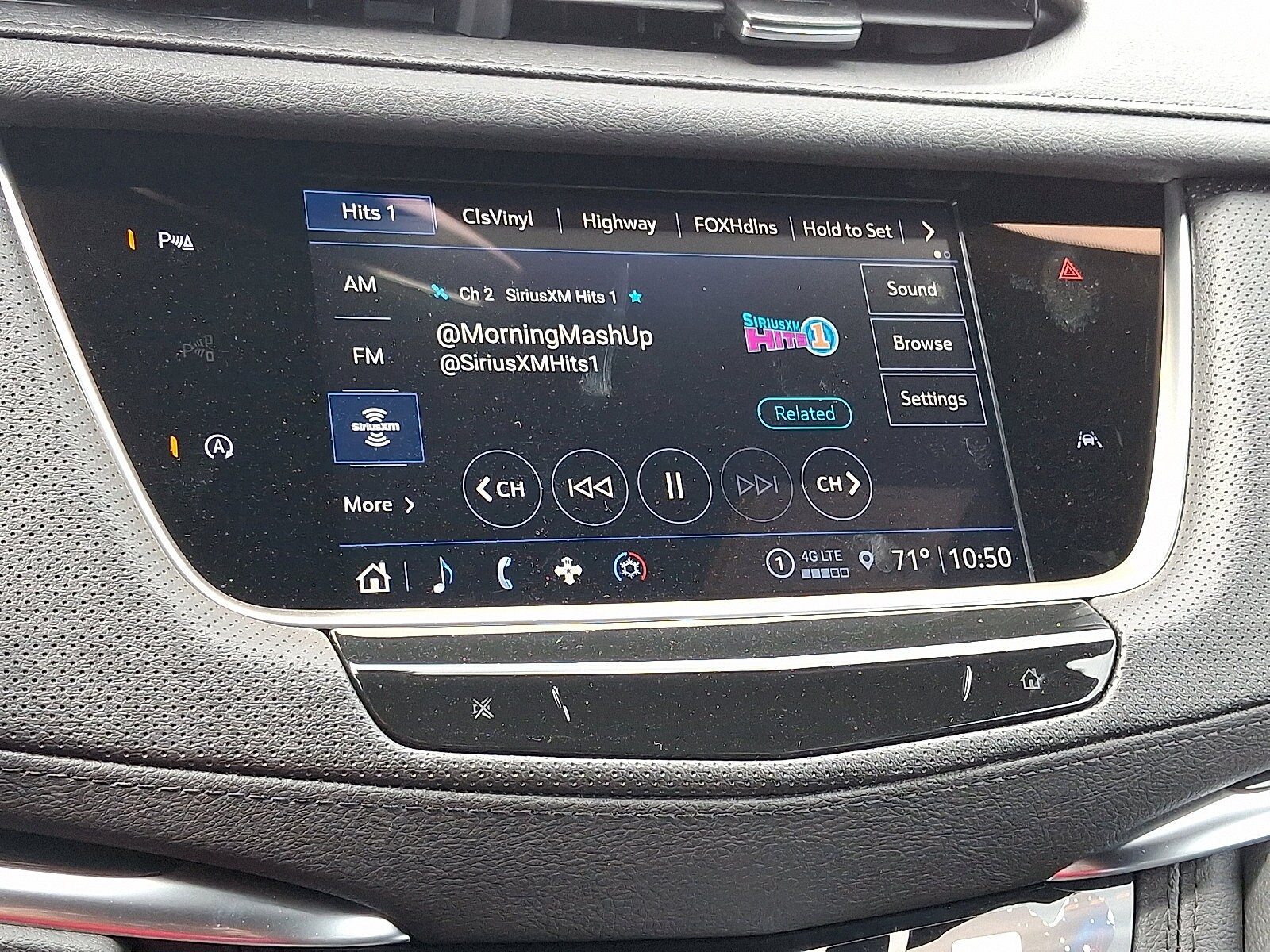 2025 Cadillac XT6 Luxury photo 3