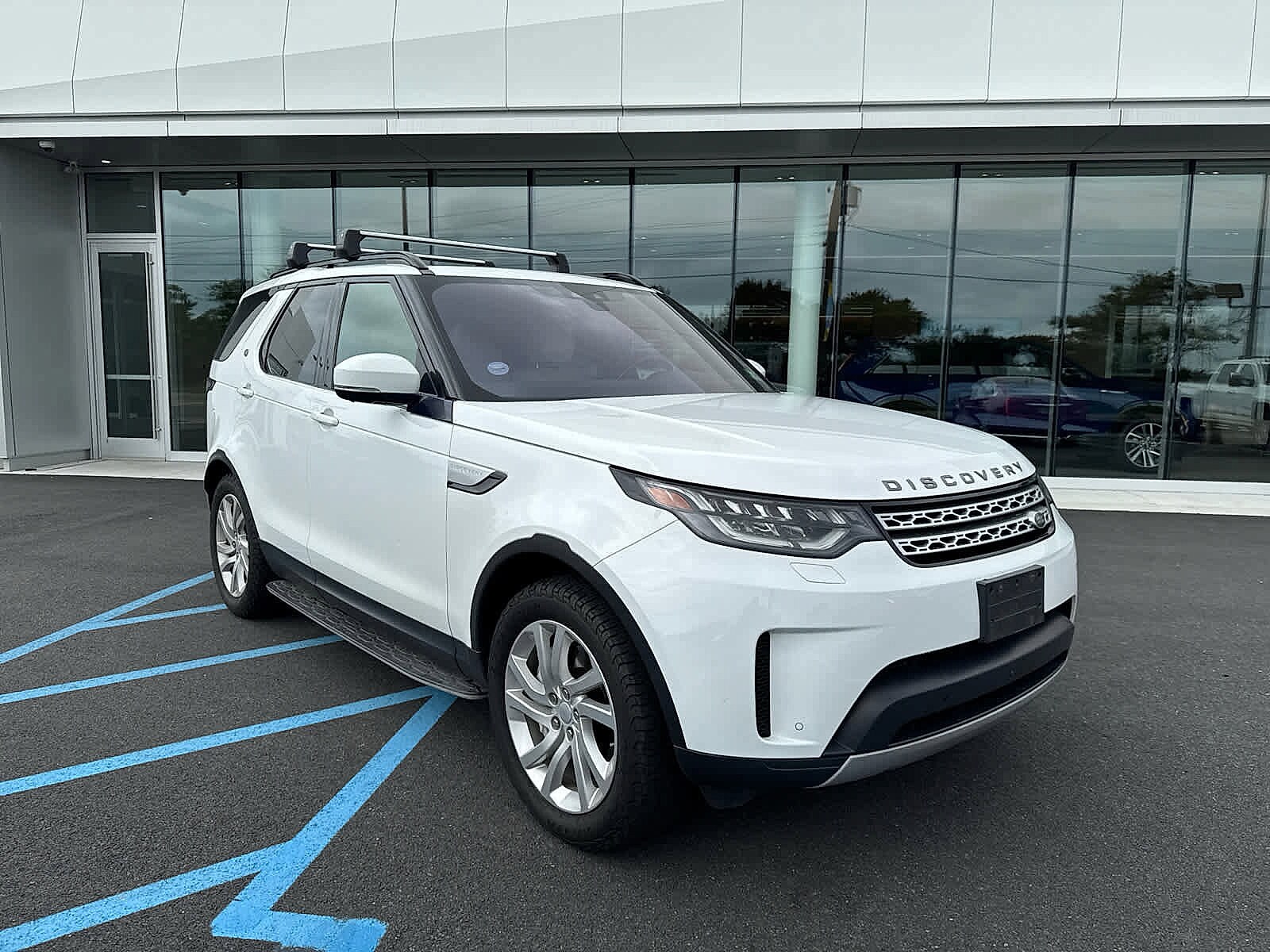 2018 Land Rover Discovery HSE photo 3