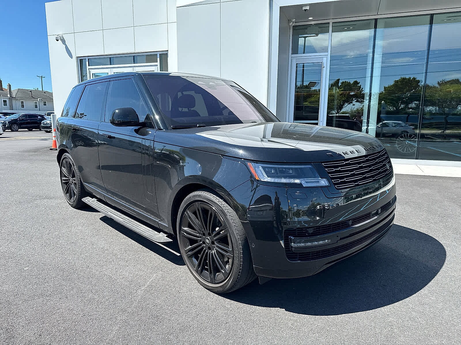 2023 Land Rover Range Rover SE photo 3