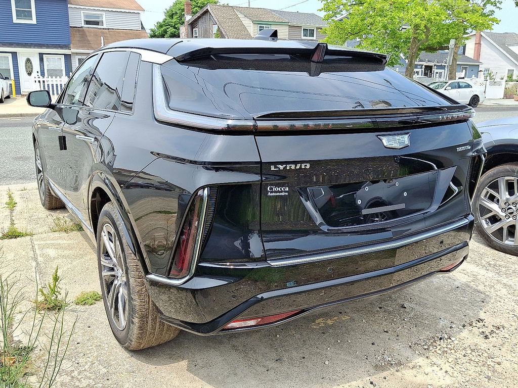 2025 Cadillac Lyriq Luxury photo 3