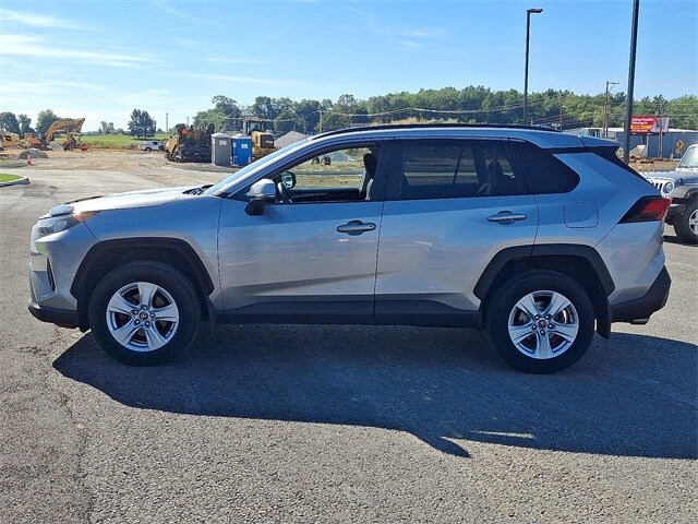 2019 Toyota RAV4 LE photo 4