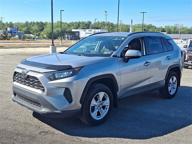 2019 Toyota RAV4 LE photo 3