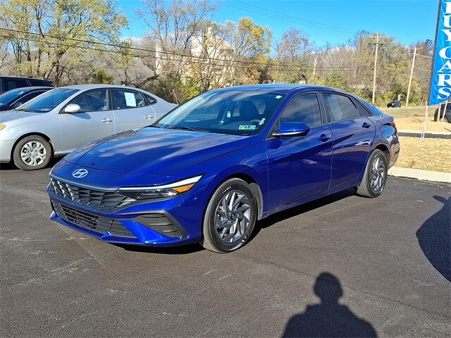 2024 Hyundai Elantra SEL photo 3