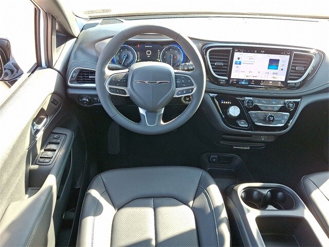 2026 Chrysler Pacifica photo 2