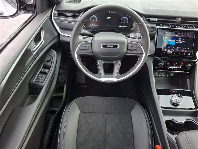 2025 Jeep Grand Cherokee Altitude photo 2