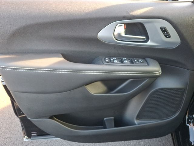 2026 Chrysler Pacifica Select - Photo 14