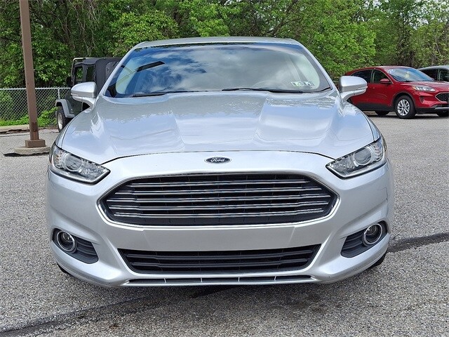 2016 Ford Fusion SE photo 2