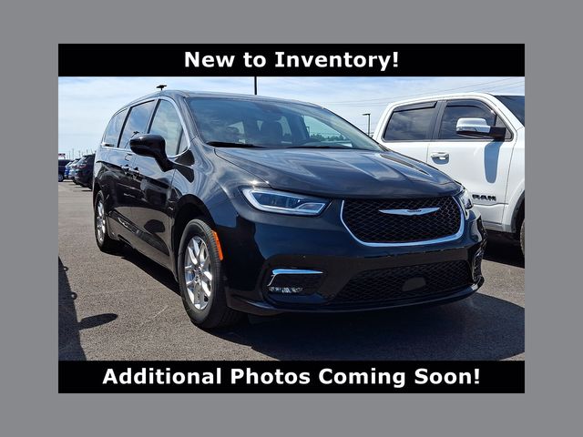 2024 Chrysler Pacifica Touring L's photo