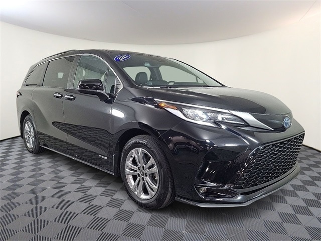 2021 Toyota Sienna XSE's photo