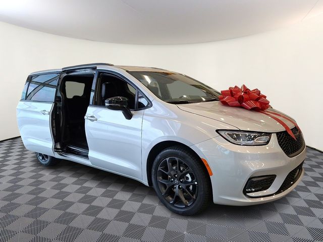 2026 Chrysler Pacifica Select's photo