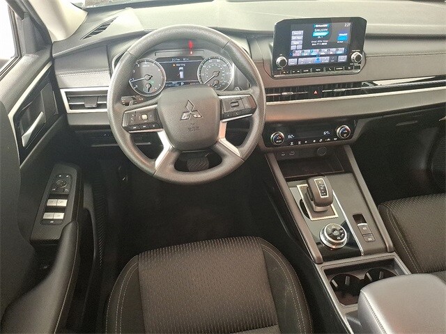 2024 Mitsubishi Outlander ES photo 2