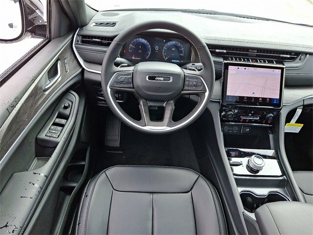 2025 Jeep Grand Cherokee Limited photo 2