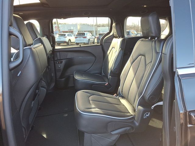 2026 Chrysler Pacifica Select - Photo 13