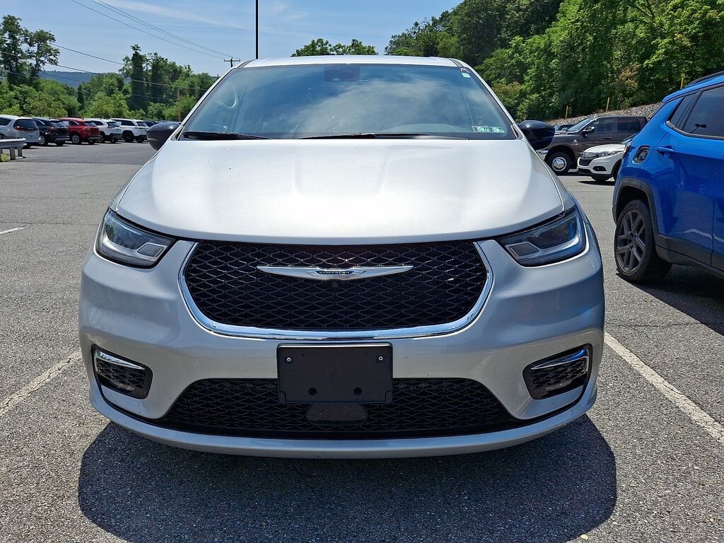 Used 2024 Chrysler Pacifica Touring L Minivan/Van