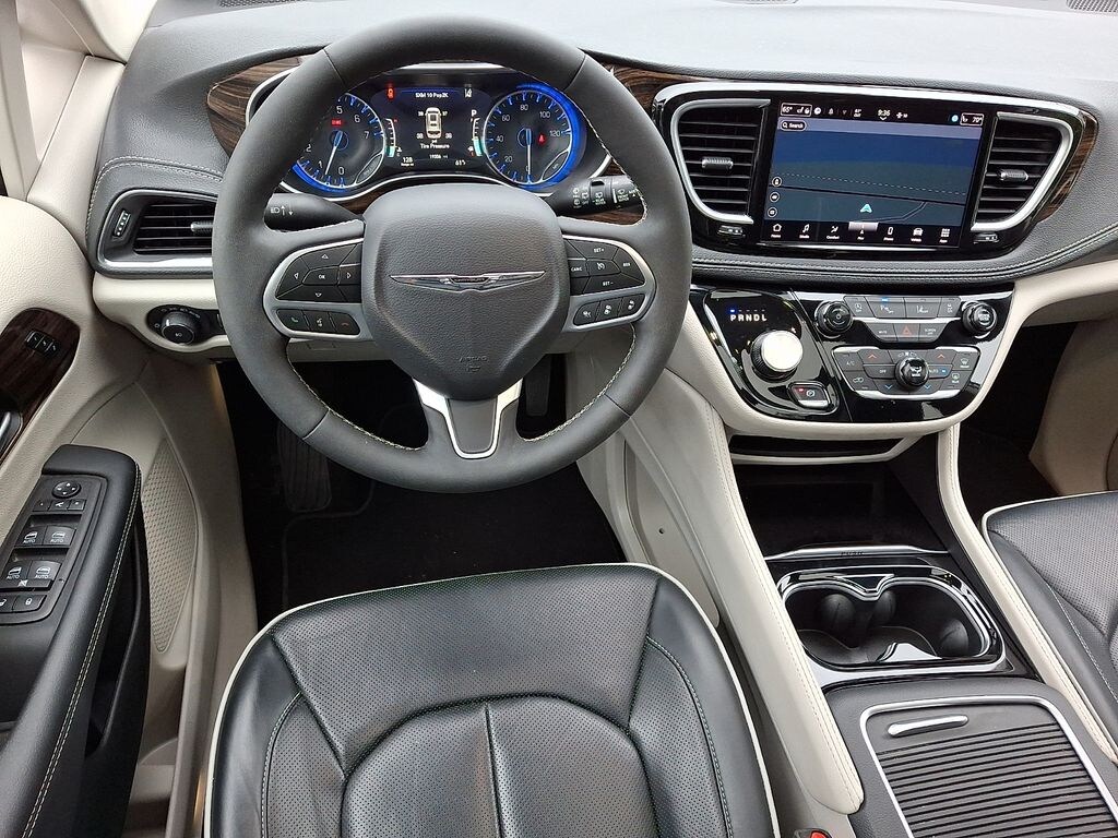 Used 2024 Chrysler Pacifica Limited Minivan/Van