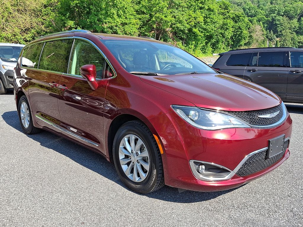 2018 Chrysler Pacifica Touring L's photo
