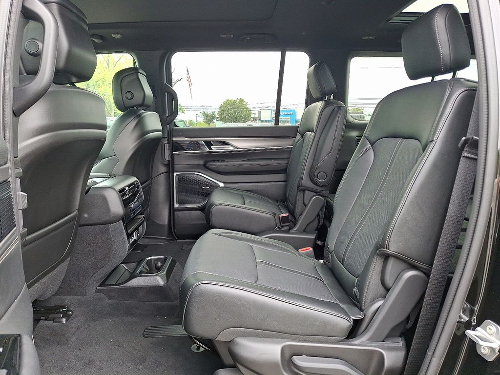 2025 Jeep Wagoneer L Series II - Photo 35