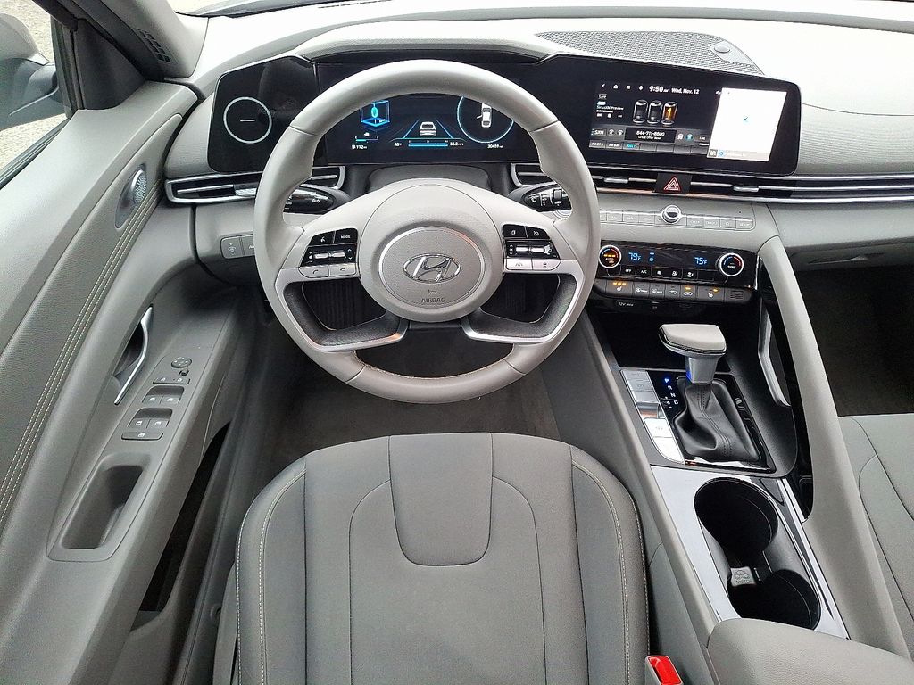 2023 Hyundai Elantra SEL photo 2