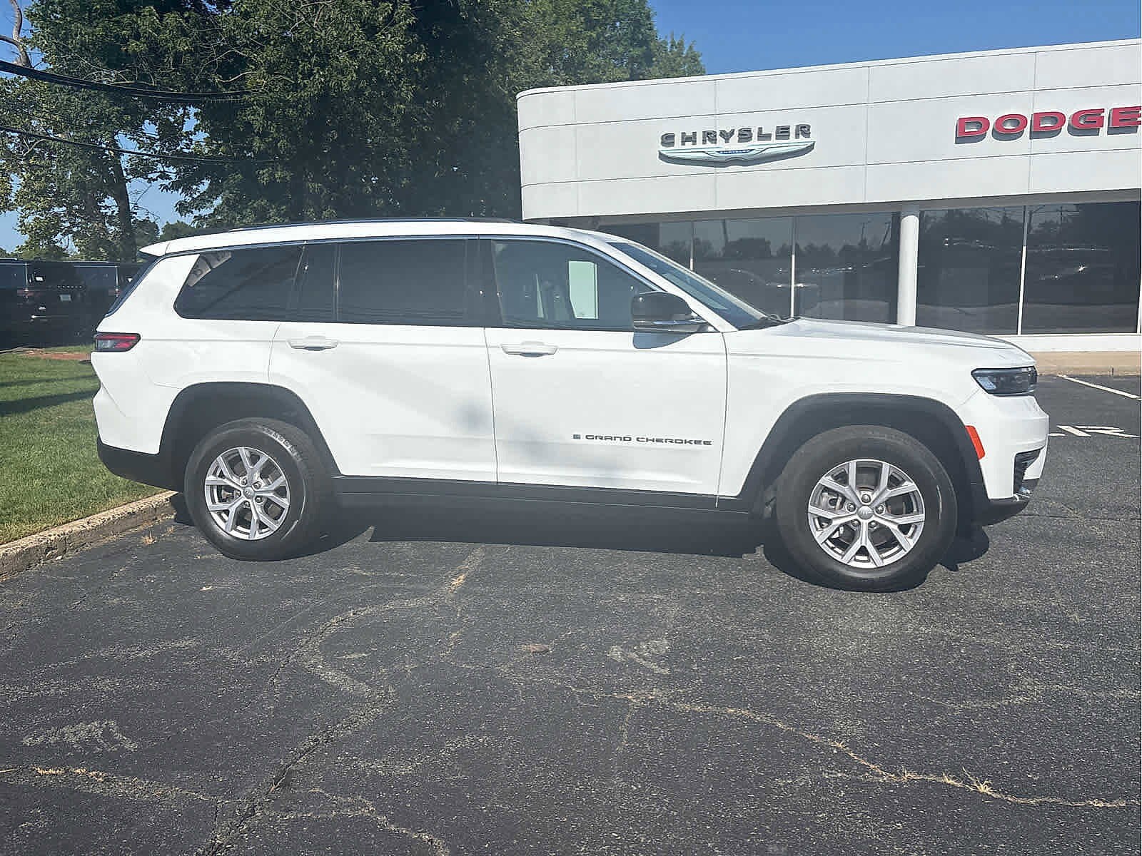 2022 Jeep Grand Cherokee Limited photo 2