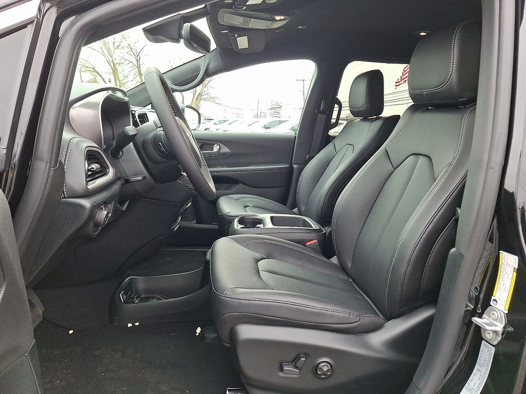 2026 Chrysler Pacifica Select - Photo 37
